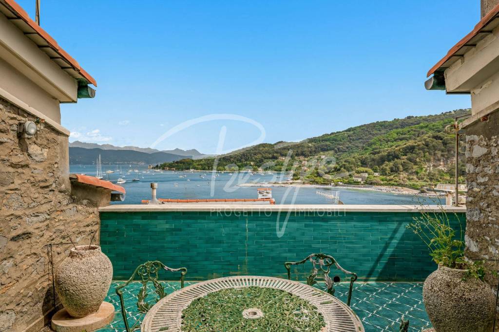Portovenere attico di charme con torretta vista mare