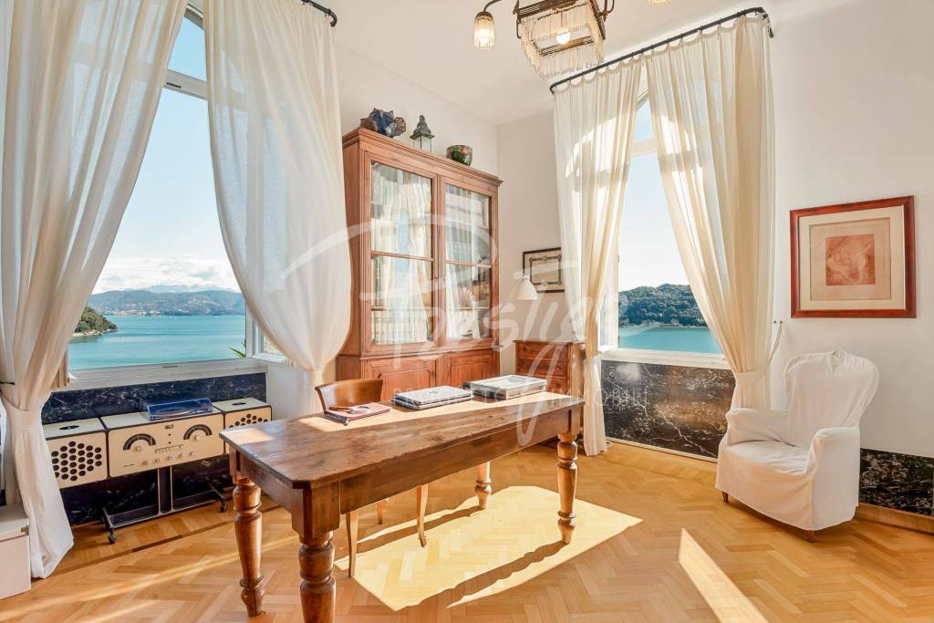 Portovenere dimora del ‘900 con vista mare e box auto