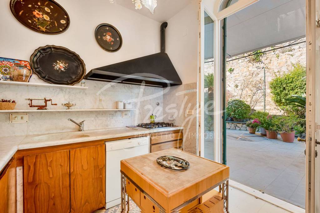 Portovenere dimora del ‘900 con vista mare e box auto