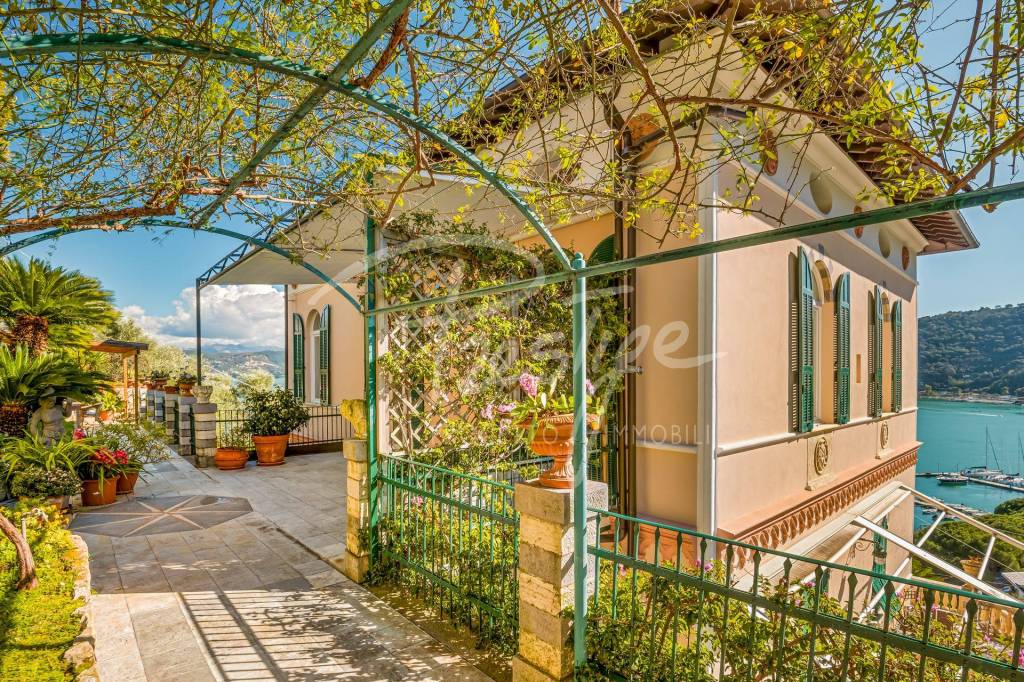 Portovenere dimora del ‘900 con vista mare e box auto
