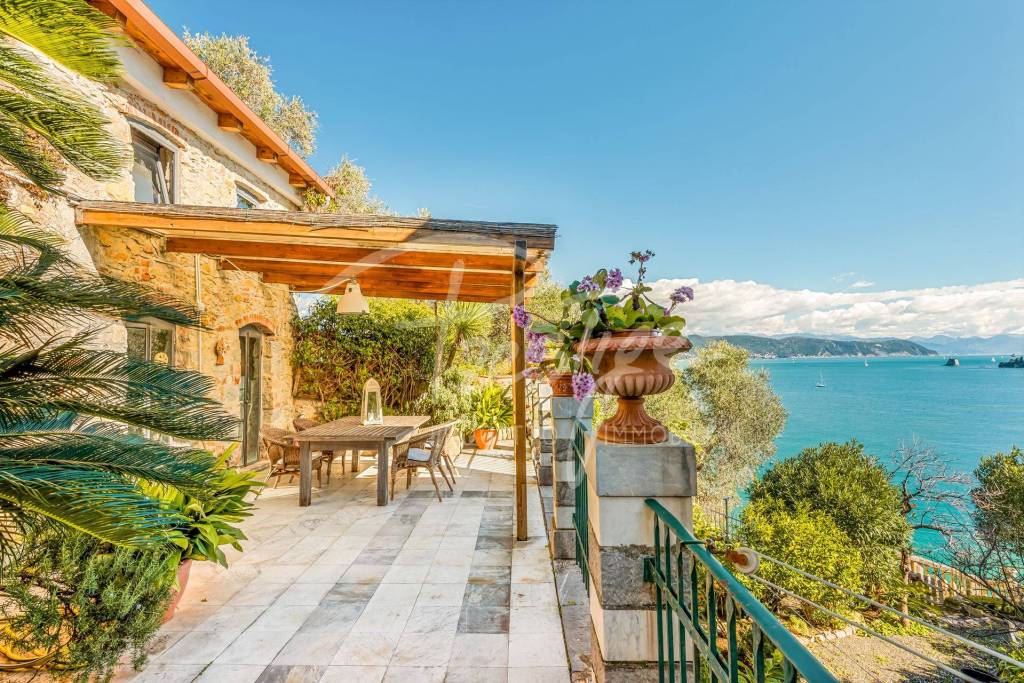 Portovenere dimora del ‘900 con vista mare e box auto
