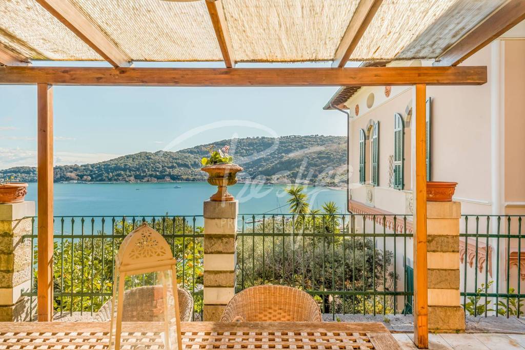 Portovenere dimora del ‘900 con vista mare e box auto