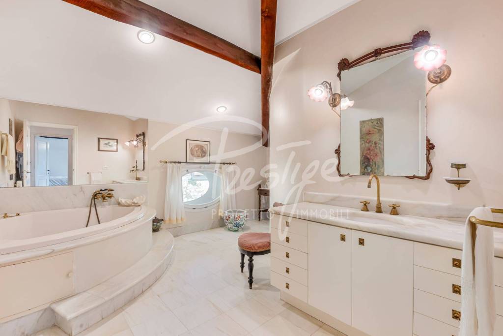 Portovenere dimora del ‘900 con vista mare e box auto