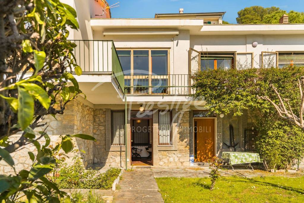 Portovenere villa bifamiliare immersa nel verde