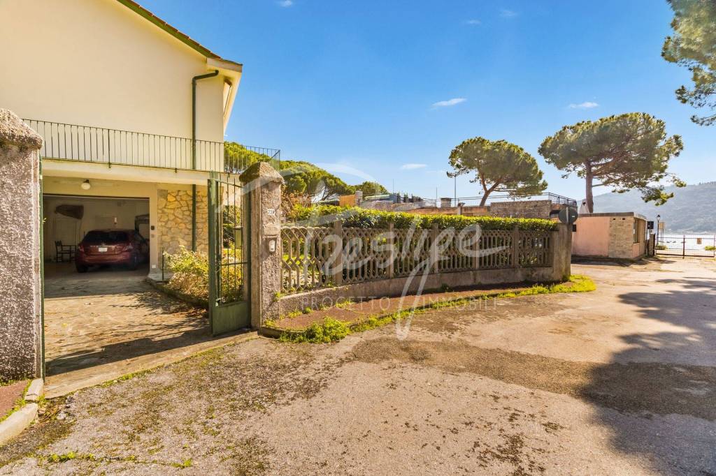 Portovenere villa bifamiliare immersa nel verde