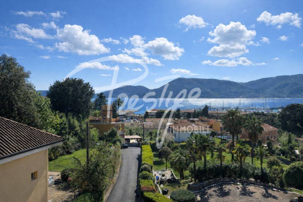 La Spezia Porto Lotti appartamento con giardino e parcheggio