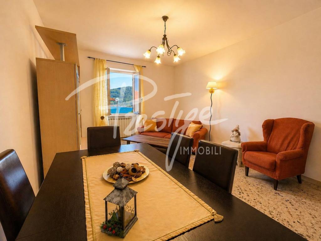 PORTOVENERE APPARTAMENTO CON POSTO AUTO E CANTINA