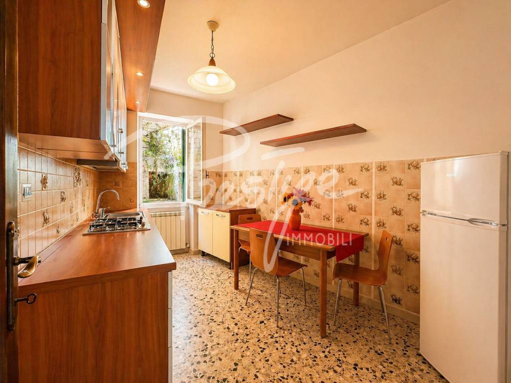 PORTOVENERE APPARTAMENTO CON POSTO AUTO E CANTINA