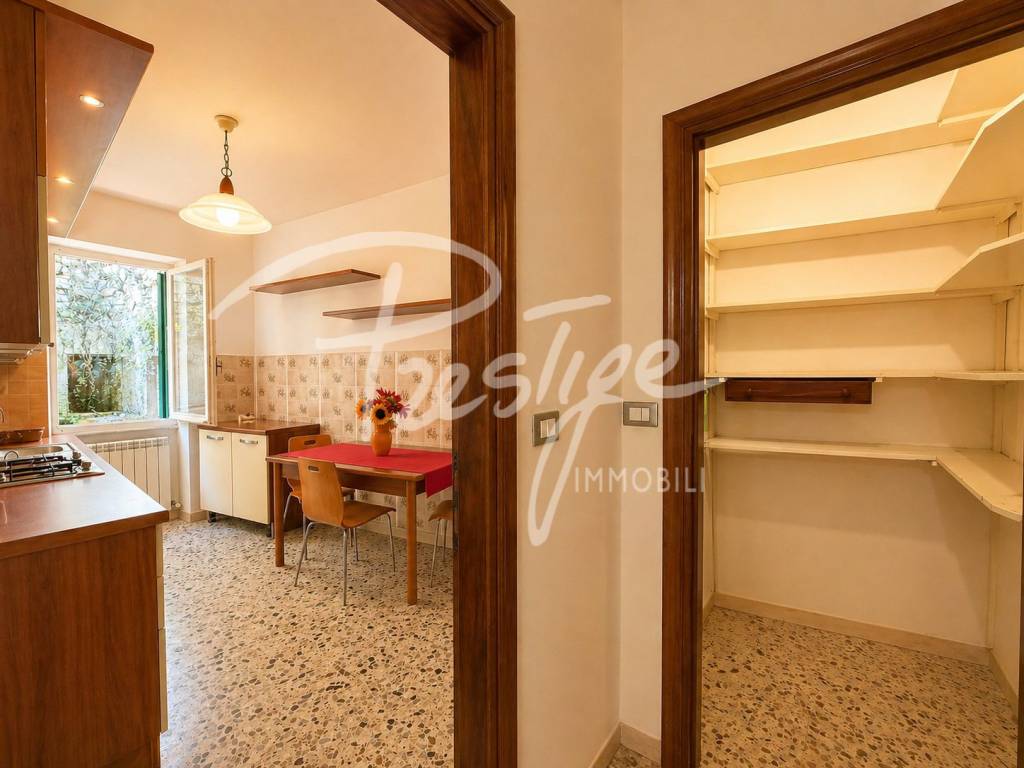 PORTOVENERE APPARTAMENTO CON POSTO AUTO E CANTINA