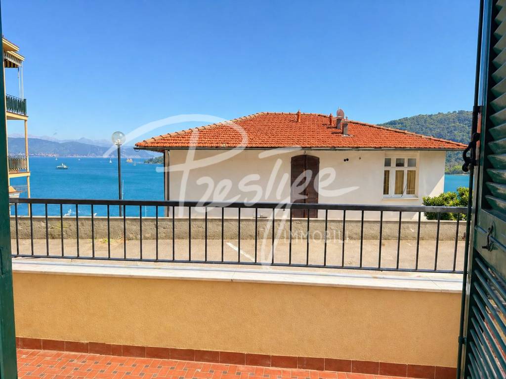 PORTOVENERE APPARTAMENTO CON POSTO AUTO E CANTINA