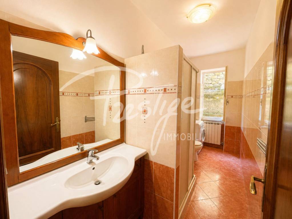 PORTOVENERE APPARTAMENTO CON POSTO AUTO E CANTINA