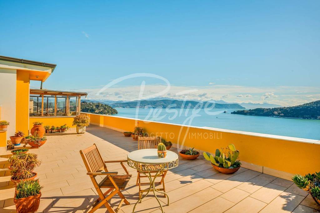 Portovenere attico con terrazza e garage vista mare totale