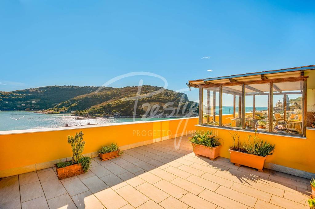 Portovenere attico con terrazza e garage vista mare totale
