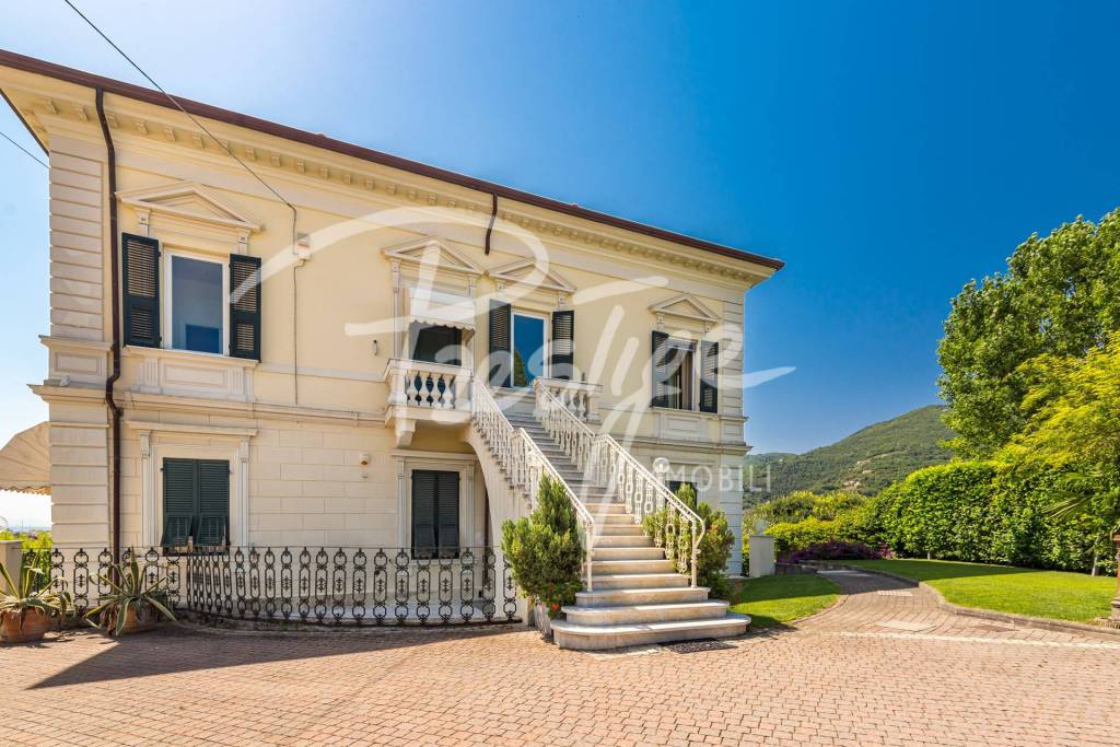 La Spezia porzione di villa bifamiliare con piscina