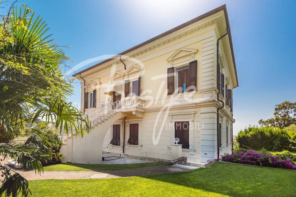 La Spezia porzione di villa bifamiliare con piscina