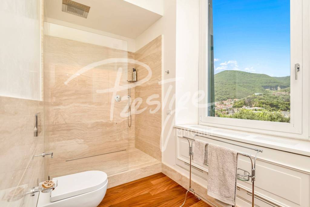La Spezia porzione di villa bifamiliare con piscina