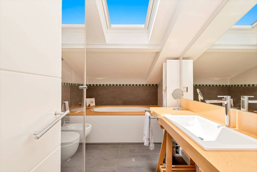 La Spezia porzione di villa bifamiliare con piscina