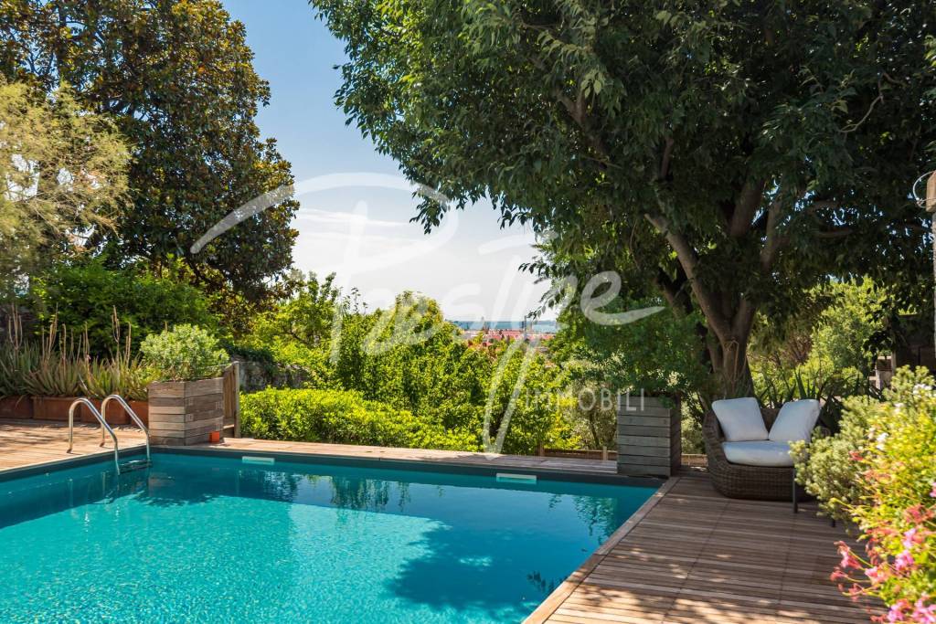 La Spezia porzione di villa bifamiliare con piscina