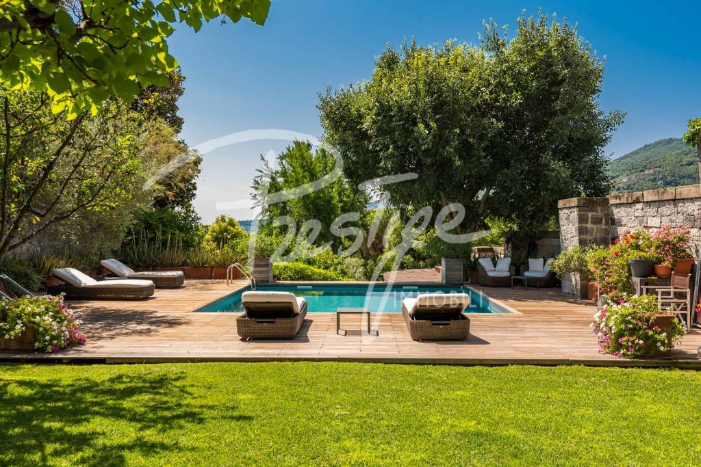 La Spezia porzione di villa bifamiliare con piscina