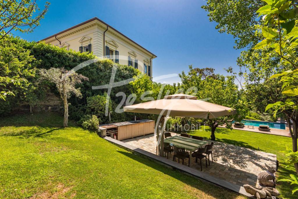 La Spezia porzione di villa bifamiliare con piscina