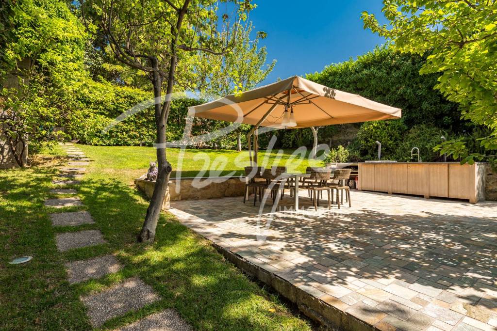 La Spezia porzione di villa bifamiliare con piscina