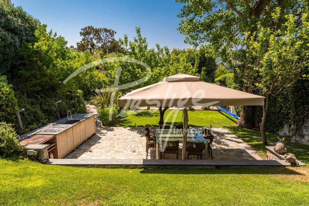 La Spezia porzione di villa bifamiliare con piscina