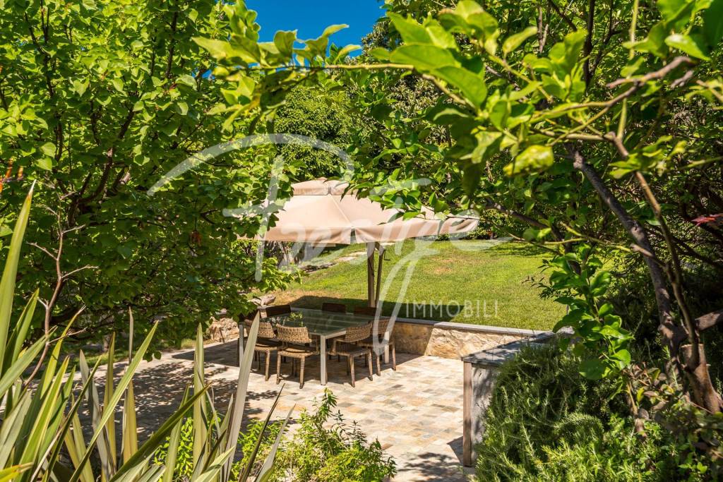 La Spezia porzione di villa bifamiliare con piscina