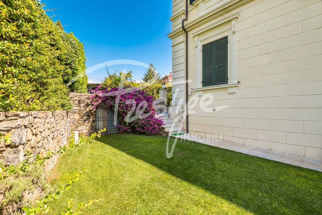 La Spezia porzione di villa bifamiliare con piscina