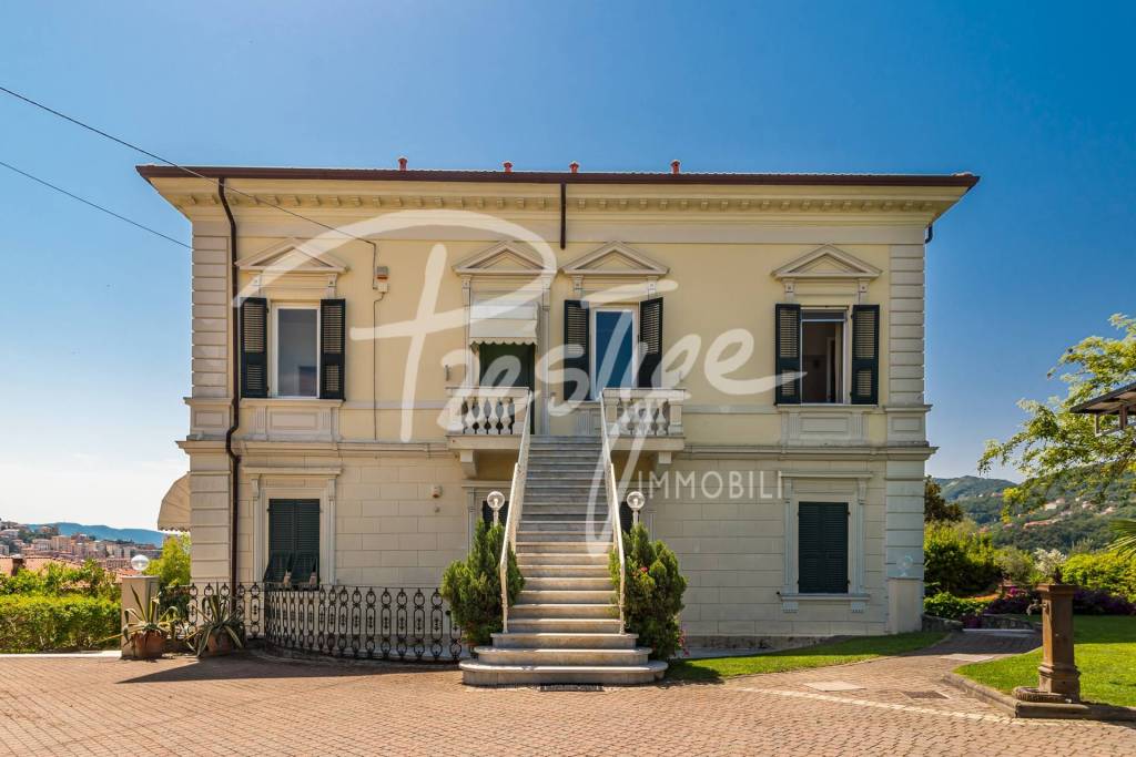 La Spezia porzione di villa bifamiliare con piscina