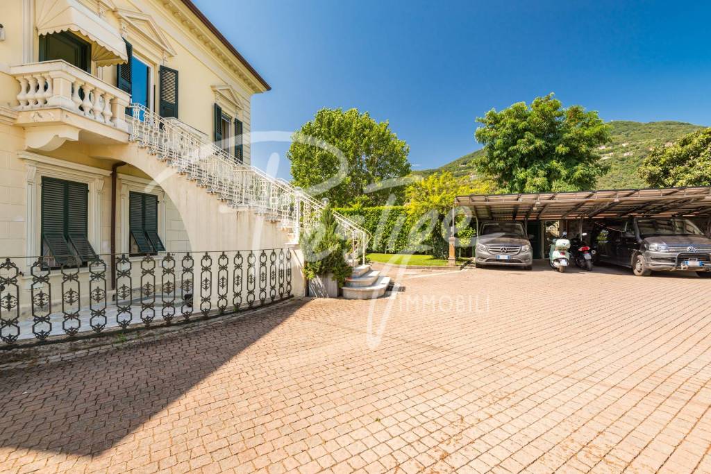 La Spezia porzione di villa bifamiliare con piscina