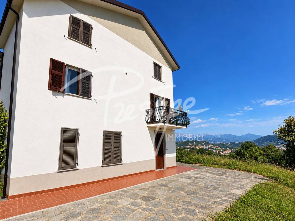 Isola porzione di trifamiliare con vista panoramica