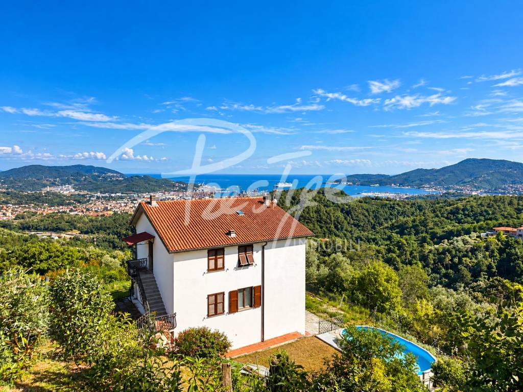 Isola porzione di trifamiliare con vista panoramica