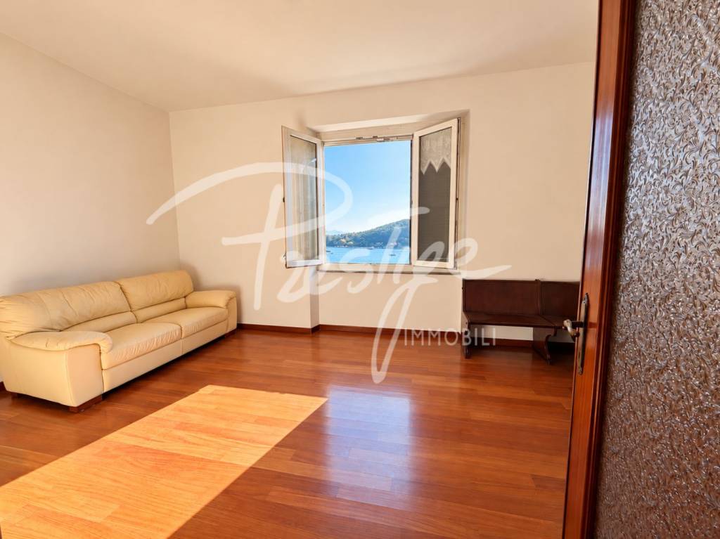 Portovenere quadrilocale con cantina e vista mare