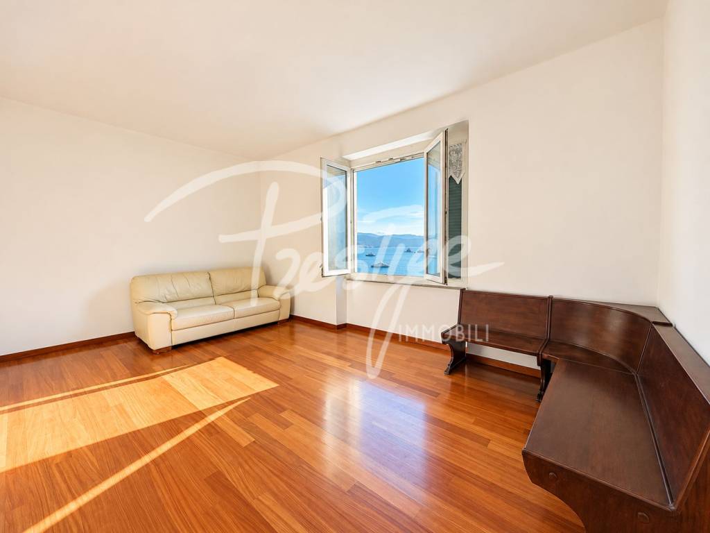 Portovenere quadrilocale con cantina e vista mare