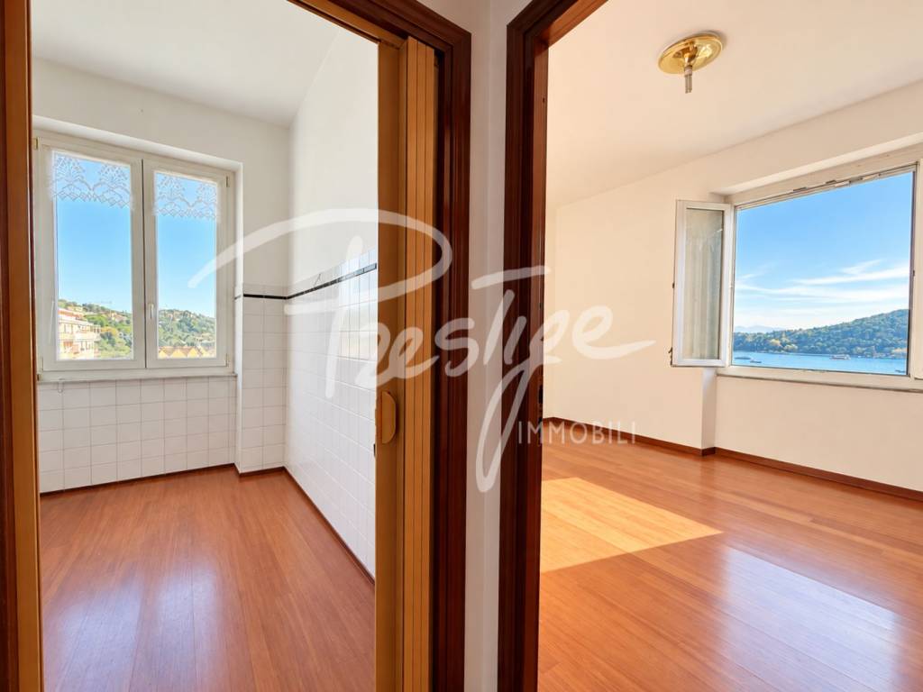 Portovenere quadrilocale con cantina e vista mare