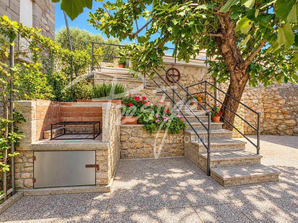 Portovenere quadrilocale con cantina e vista mare