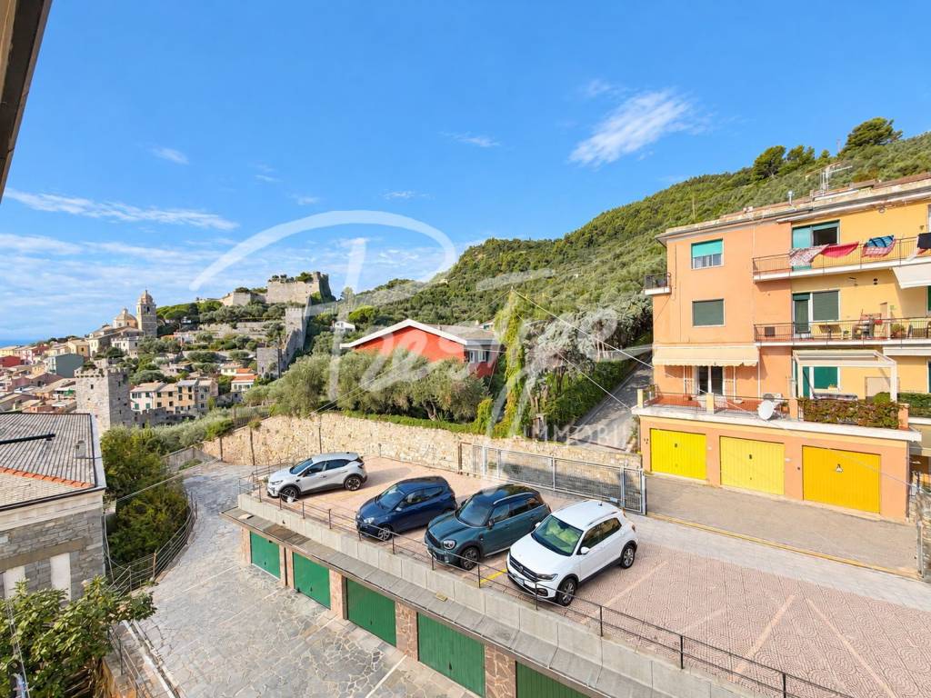 Portovenere quadrilocale con cantina e vista mare