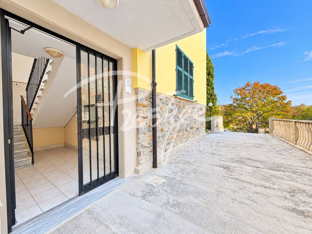 Portovenere quadrilocale con cantina e vista mare